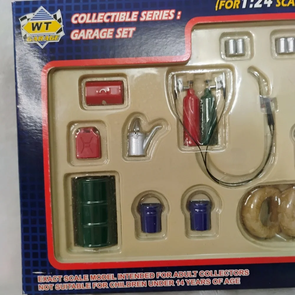 WT Garage Collectible Series 1:24 Scale Model Car Garage Accessory Set Diorama